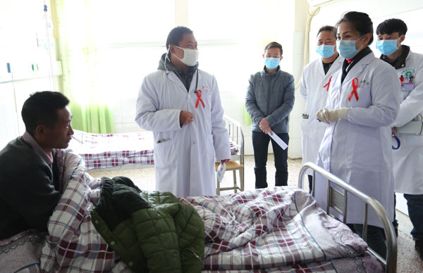 专家在布拖县人民医院、、特木里中心卫生院查房、、会诊