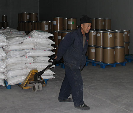    在山西008PG国际生产部，有一位员工七年如一日地忙碌在库房与车间之间，认真认真着他的拉料事情，不知疲倦地举行着他重复的行动，那就是被各人亲热成为“二大爷”的霍金峰。                霍金峰四十多岁，中等个子，身段精悍，一张憨厚的面目，总是笑嘻嘻的，寸长的头发颇显精神和爽性利落。由于他在家排行老二，各人都亲热地叫他“二大爷”。 他为人诚实质朴，待人亲热憨厚，没有惊天动地的事迹，亦没有煊赫的名声，却在拉料岗位上奉献了2000多个事情日，干出了欠亨俗的业绩。他多次被公司评为每月之星、、季度之星，年度优异员工及劳动模范，还被集团授予“年度优异员工”和“劳动模范”称呼。         拉料工的活，提及来简朴，干起来却很是繁琐。外貌上看，他只需将物料从库房运送到车间即可，而现实上要想协调好这份奔忙于多个库房和车间的事情也绝非易事。由于事情量的增添他必需越发合理来安排天天的事情，提高运送效率。天天到岗以后他先和车间主任打招呼，询问一下今天都需要拉什么物料，依据物料需讨情形合理安排拉运顺序，制订详细的妄想，优先领用急需的物料。再繁杂的事情，在他的手上也会变得井井有条。       著名学者邹金宏曾说，“在事情的路上，也许008PG国际事情很通俗，只要你认真做好，通俗的事情也就欠亨俗”。在霍金峰到厂事情的7年里，他一直认真着车间拉料的事情。地处塞北的大同，天气四序明确。早春，咋暖尤寒，吹面不寒杨柳风，他弓腰背手拉着物料穿梭于各个车间；；；盛夏，烈日当空，狠毒的阳光如针刺般照在身上，纵然汗流夹背，他依旧弓腰背手拉着物料穿梭于各个车间；；；仲秋，有时又是阴雨绵绵，哪怕自己身上被打湿，鞋袜沾满泥泞，也将运送物料用塑料布盖严，仍然弓腰背手拉着物料穿梭于各个车间；；；严冬，天又是寒风砭骨，冰封雪飘。这一切都没有阻挡他完成事情的脚步，随着厂里年产量持续增添，面临越来越重的事情使命，他没有诉苦，硬是把事情很好地做了下来。事情使命多的时间，他便牺牲个人时间，早出晚归，坚决议时完成。据不完全统计这七年来拉料所走的路已近绕地球一周。       他就是这样一个人，无论是在什么时间，他始终兢兢业业，任劳任怨地事情着；；；他不怕脏、、不怕苦、、不怕累；；；他不计名利，不计个人得失，始终起劲勤快、、扎实起劲地忘我地事情着。 他以质朴的劳动赢得大伙的尊重和信任。       008PG国际身边总是有数不清的优美与伟大。除了赞颂那些在通俗岗位中作出非凡孝顺的人们，我们更应该自己也投身于这样通俗的事业中。把每一件简朴的事做好就是不简朴，把每一件通俗的事做好就是欠亨俗；；；艚鸱寰褪钦庋桓鋈，他以勤恳的事情，在拉料这个小岗位上无私地奉献着，默默无闻地孝顺着，用自己的现实验动见证着008PG国际药业的一天天一直开展壮大。（山西008PG国际物供部 李淑鲜    安树平审）