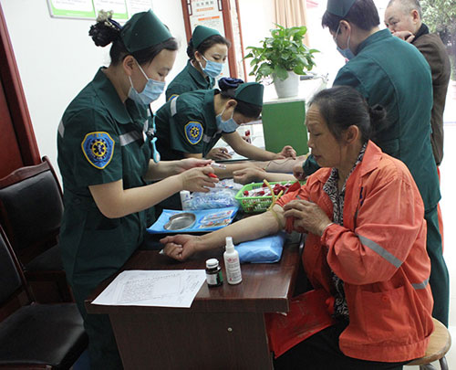 008PG国际第一医院为环卫工人免费体检